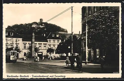 AK Karlsruhe-Durlach, Traindenkmal mit Turmberg und Strassenbahn