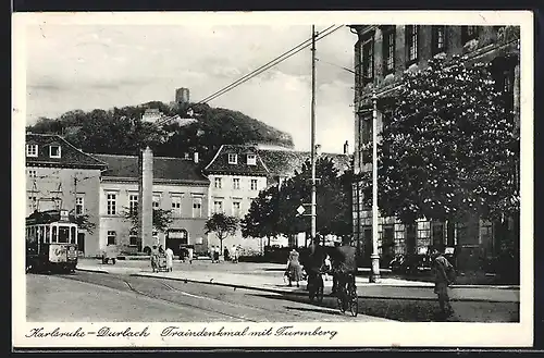 AK Karlsruhe-Durlach, Strassenbahn am Traindenkmal mit Turmberg