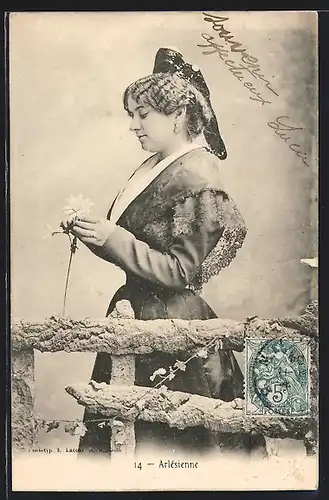 AK Arles, Junge Arlesienne in Tracht