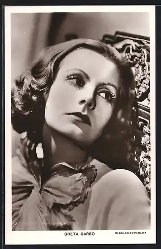 AK Schauspielerin Greta Garbo mit sehnsuchtsvollem Blick