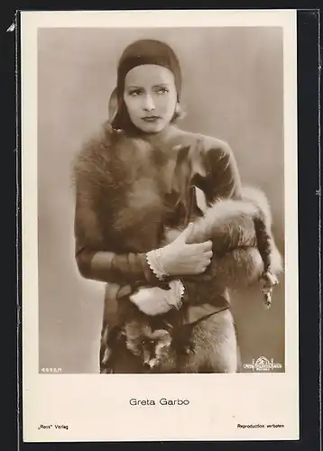AK Schauspielerin Greta Garbo in der Garderobe einer Filmrolle