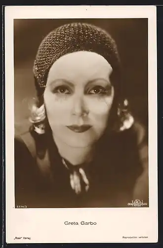 AK Greta Garbo, Kopfportrait der Schauspielerin mit Mütze