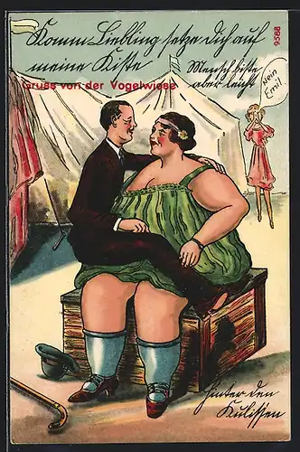 AK kleiner Mann sitzt auf dem Schoss einer übergewichtigen Frau, Erotik