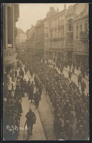 Foto-AK Mülhausen i. E., Transport der Kriegsgefangenen am 26. April 1915