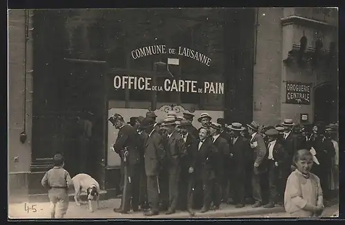 AK Lausanne, Office de la Carte de Pain, Droguerie Centrale, Polizist, Hund und Männer vor dem Geschäft
