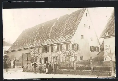 Foto-AK Krauchenwies, Gehöft mit Bauernfamilie 1914