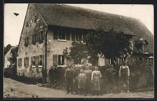 Foto-AK Liebersdorf, Familie vor Gehöft 1915