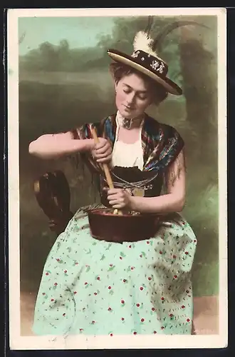 AK Schöne Spreewälderin in Tracht bereitet etwas zu