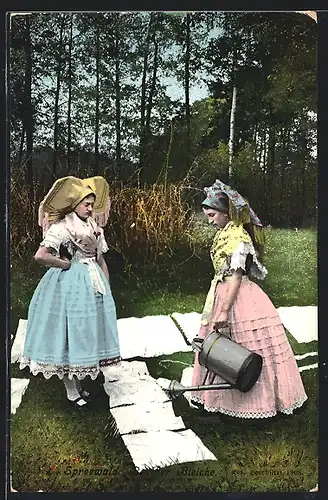 AK Zwei Spreewälderinnen bleichen Tischtücher mit einer Giesskanne
