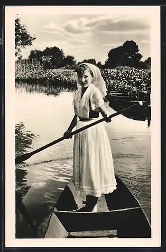 AK Spreewälderin in Festtracht in einem Kanu stehend