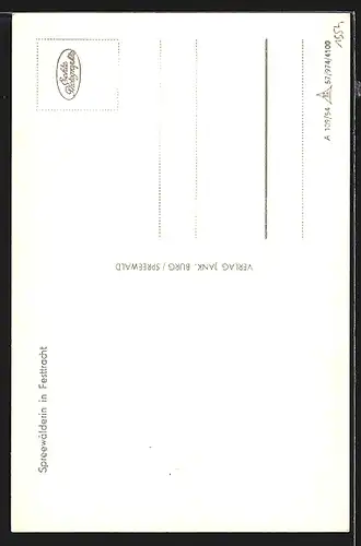 AK Spreewälderin in Festtracht in einem Kanu stehend