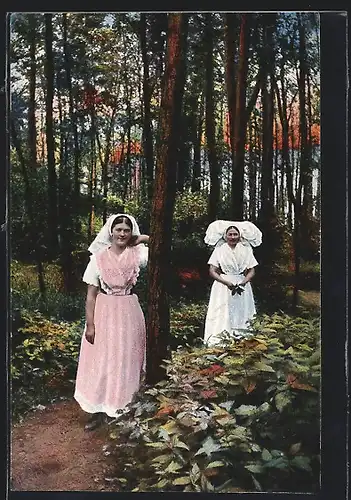 AK Zwei Frauen in spreewälder Tracht im Wald