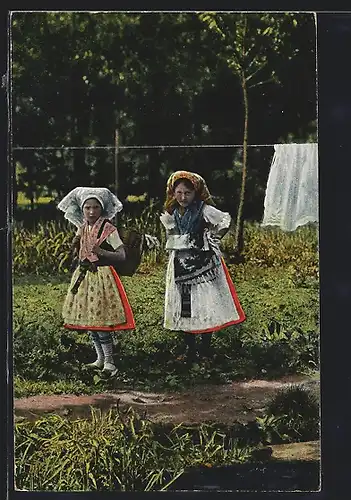 AK Zwei Mädchen stehen in Spreewälder Tracht vor einer Wäscheleine