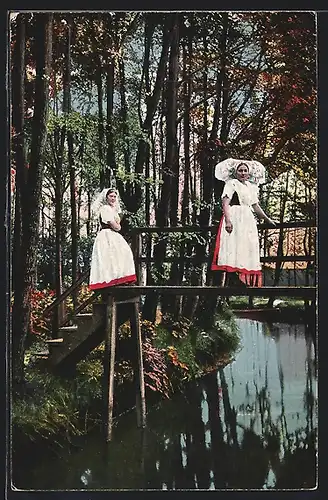 AK Bank im Spreewald, zwei Spreewälderinnen auf einer Holzbrücke