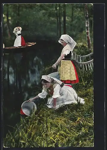 AK Mädchen in traditioneller Tracht holen Wasser aus dem Fluss, Spreewälder Tracht