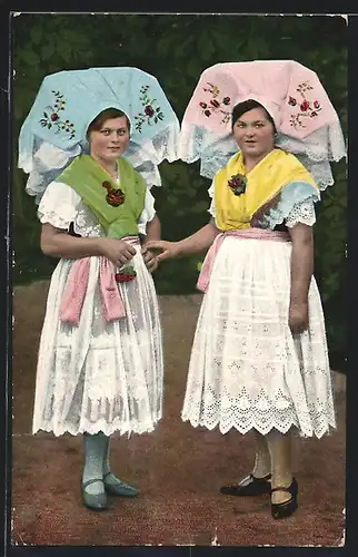 AK Zwei schöne junge Spreewälderinnen in traditioneller Trachtenkleidung