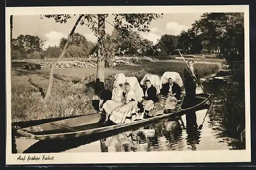 AK Spreewälderinnen auf froher Fahrt im Kanu