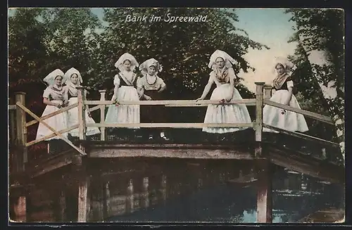 AK Spreewälderinnen in traditioneller Tracht auf einer Bank im Spreewald