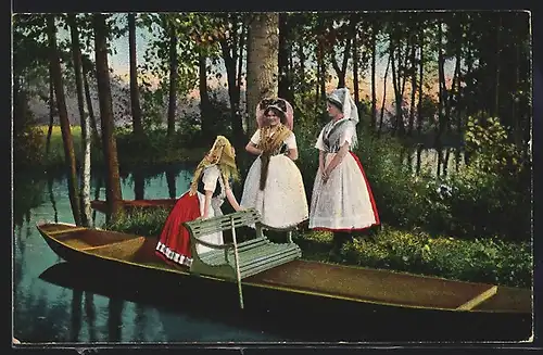 AK Drei Spreewälderinnen in traditioneller Tracht an einem Kanu stehend