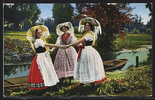 AK Drei schöne Spreewälderinnen tanzen am Flussufer