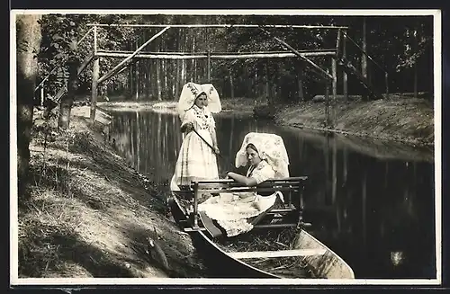 AK Frauen im Kahn, Tracht Spreewald