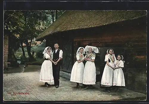 AK Anwohner in Spreewälder Tracht tanzen vor ihrem Haus