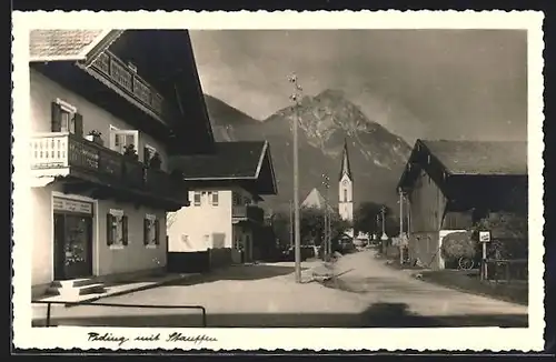 AK Piding, Strassenpartie mit Kirchblick und Stauffen