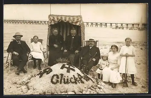 Foto-Ak Grömitz, Urlauber am Strand mit Strandkorb