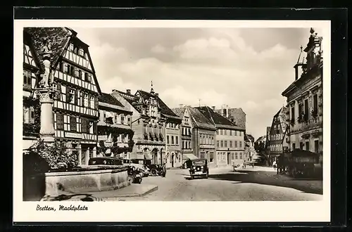 AK Bretten, Marktplatz mit Geschäften und Autos