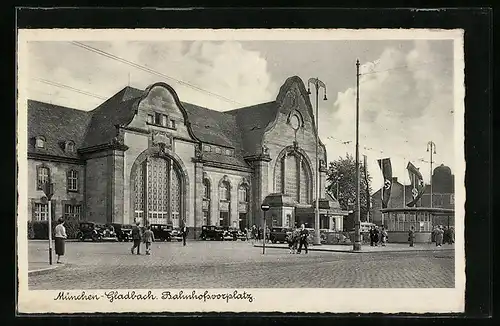 AK Mönchengladbach, Bahnhofsvorplatz mit Eingang zum Bahnhof bei strahlendem Sonnenschein