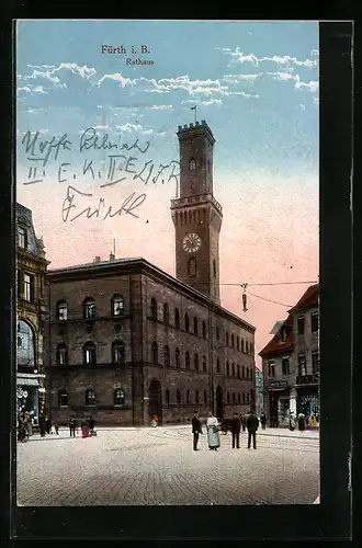 AK Fürth i. Bayern, Passanten auf dem Platz vor dem Rathaus