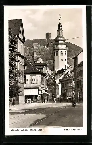 AK Karlsruhe-Durlach, strasse mit Stadtkirche und Turmberg