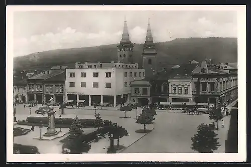 AK Zilina, Marktplatz mit Denkmal aus der Vogelschau