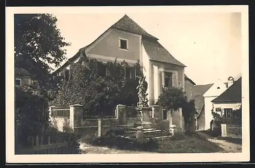 AK Rossatz /Donau, Ortspartie mit Standbild und Haus