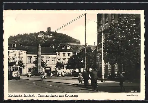 AK Karlsruhe-Durlach, Traindenkmal mit Turmberg und Strassenbahn