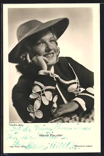 AK Schauspielerin Maria Paudler mit Hut in elegant bedruckter Bluse, mit original Autograph