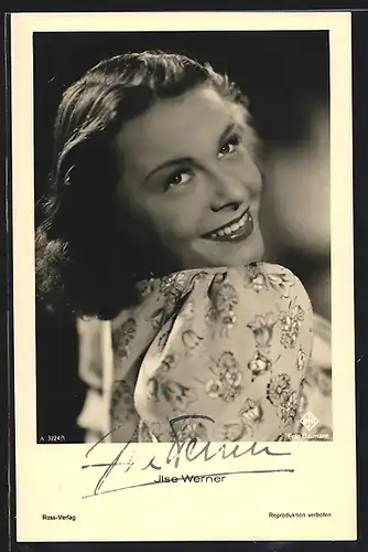 AK Schauspielerin Ilse Werner mit charmantem Lächeln, mit original Autograph
