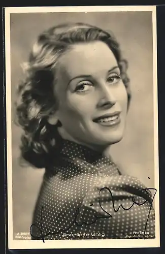 AK Schauspielerin Anneliese Uhlig bezaubernd lächelnd, mit original Autograph