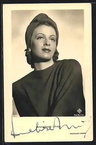 AK Schauspielerin Anneliese Uhlig mit Kopftuch, mit original Autograph