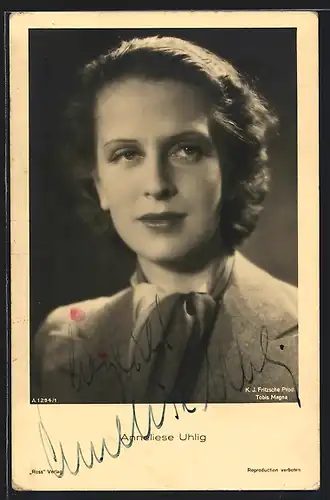 AK Schauspielerin Anneliese Uhlig mit seidenem Halstuch, mit original Autograph