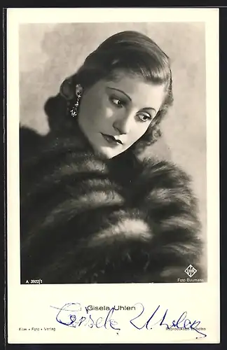 AK Schauspielerin Gisela Uhlen mit elegantem Pelz, mit original Autograph