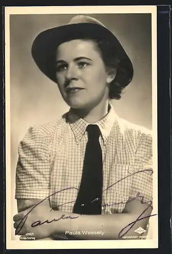 AK Schauspielerin Paula Wessely mit Hut und Krawatte in karierter Bluse, mit original Autograph