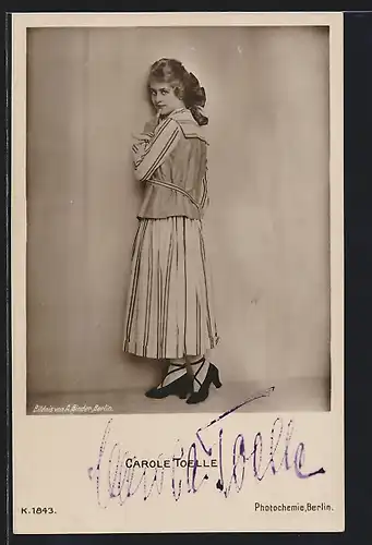 AK Schauspielerin Carole Toelle in Bluse und Rock, mit original Autograph