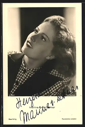 AK Schauspielerin Marina von Ditmar mit sinnlichem Blick nach oben, mit original Autograph