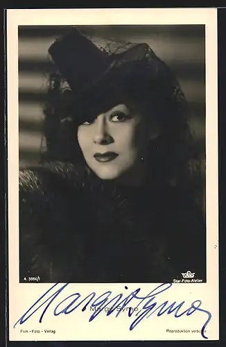 AK Schauspielerin Margit Symo mit schwarzem Hut und Pelz, mit original Autograph