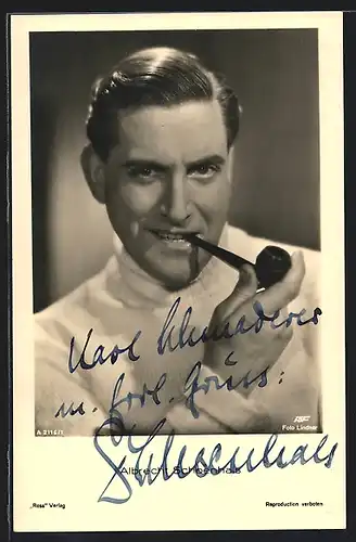 AK Schauspieler Albrecht Schoenhals im weissen Pullover seine Pfeife rauchend, mit original Autograph