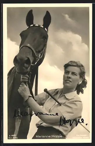 AK Schauspielerin Marianne Hoppe mit Pferd, mit original Autograph
