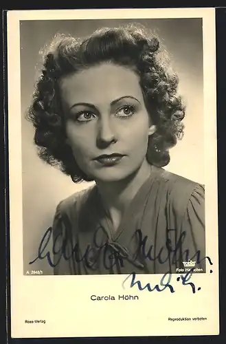 AK Schauspielerin Carola Höhn mit lockigem Haar in seidener Bluse, mit original Autograph
