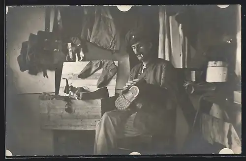 Foto-AK Soldat putzt seine Stiefel