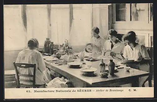 AK Sevres, Manufacture Nationale, Atelier de Brunissage, Herstellung von Porzellan